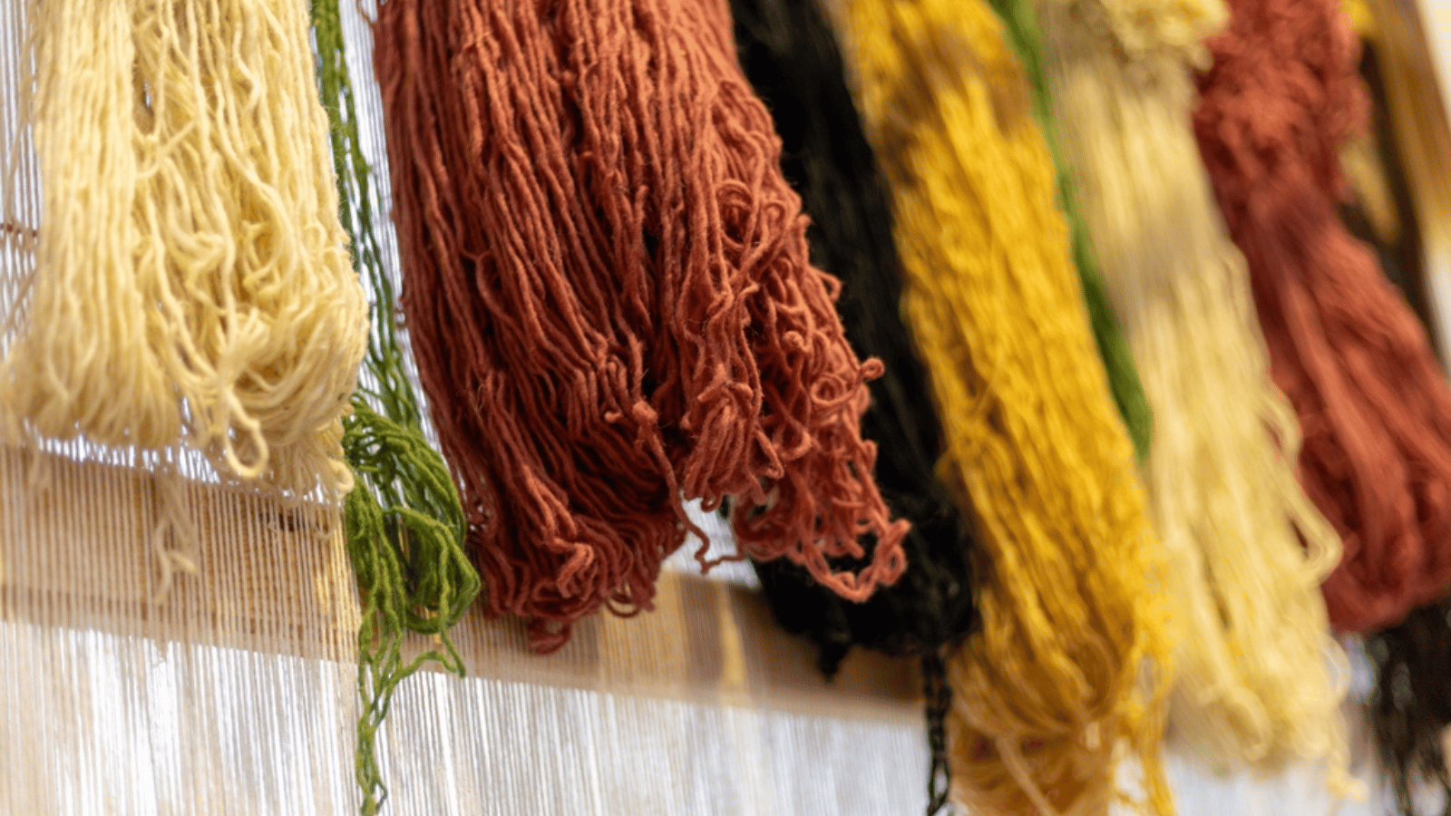 Tapis berbère coloré teint avec des pigments végétaux naturels – artisanat marocain en laine