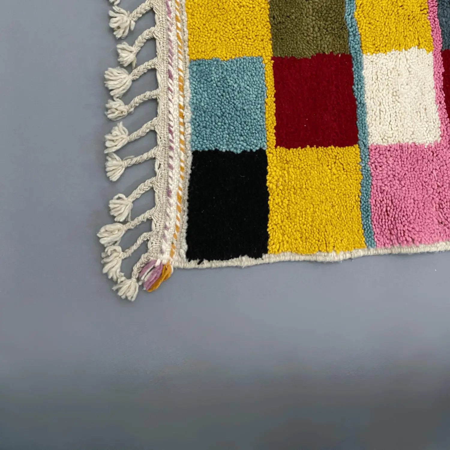 Tapis berbères colorés moyens faits main en laine naturelle, motifs géométriques – Decoecoart