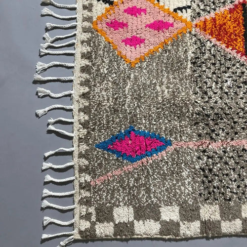 Beni Ouarain 250×150 cm, texture laine épaisse et palette de couleurs vives, tissé artisanalement au Maroc.