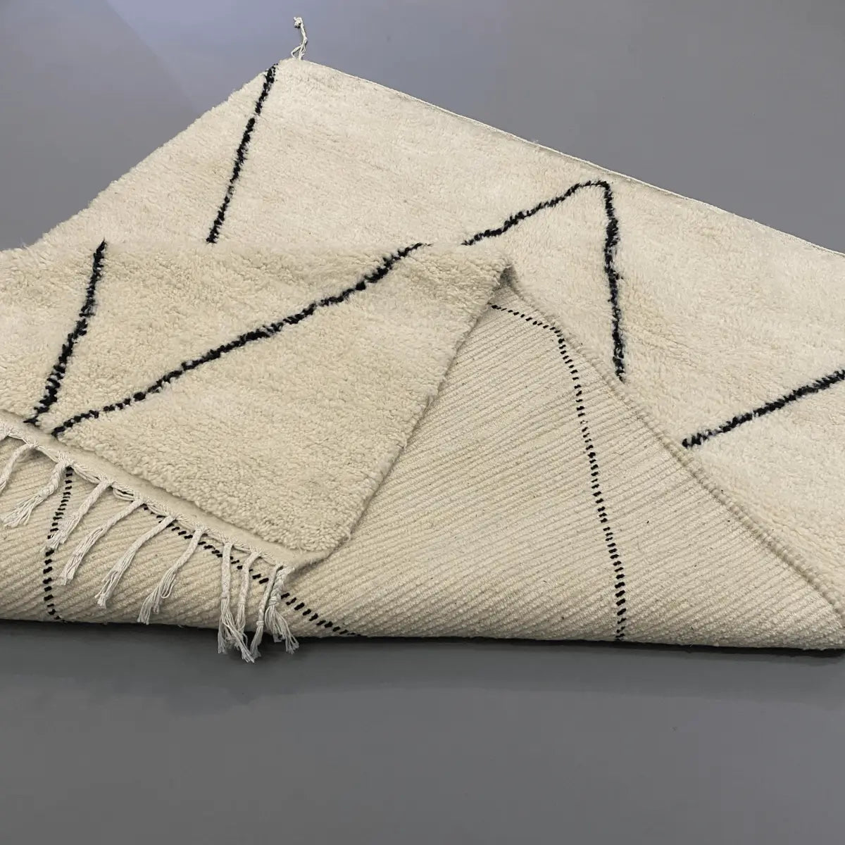 Grand tapis marocain blanc 250×168 cm, tissé à la main en laine naturelle – Decoecoart.