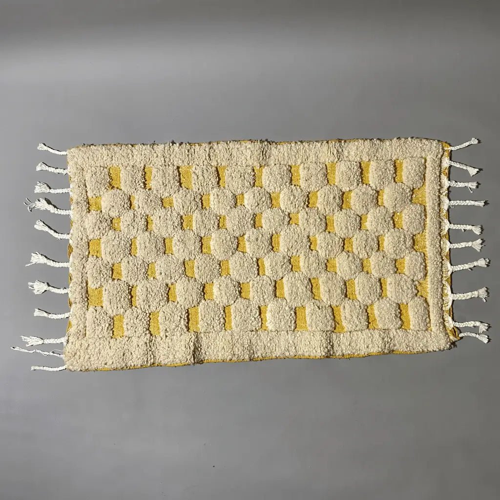 Vue à plat du tapis berbère coloré 137×78 cm – style Azilal authentique