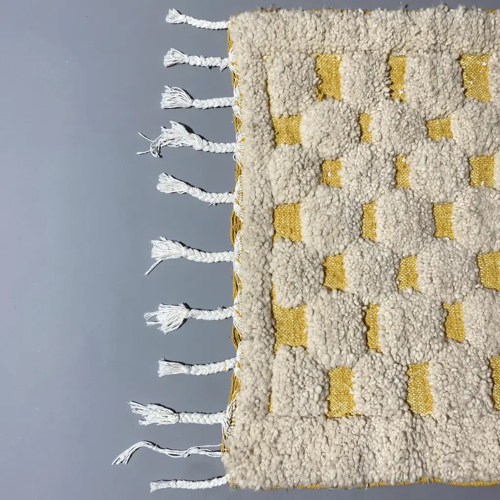 Beni Ouarain 137×78 cm, détails des motifs et de la laine, palette chaleureuse – descente de lit.