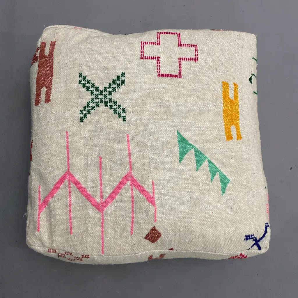 Pouf artisanal Beni Ouarain traditionnel 60×60×20 cm, artisanal marocain en laine naturelle.