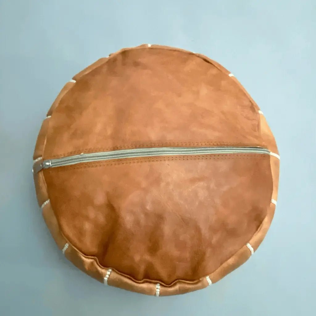 Pouf rond marocain en cuir fait main – motif étoile berbère brodé en fil blanc