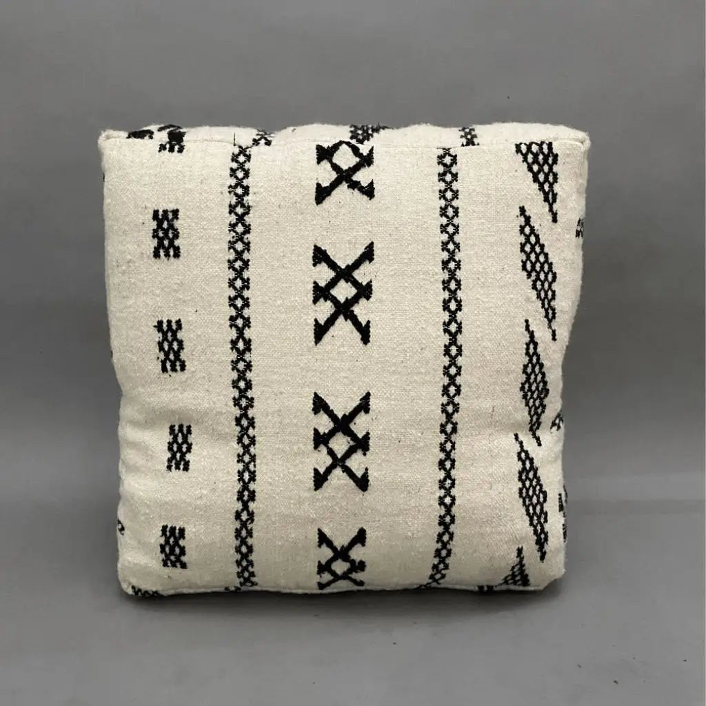 Pouf marocain traditionnel en laine tissé à la main – motif berbère noir et blanc signé Decoecoart