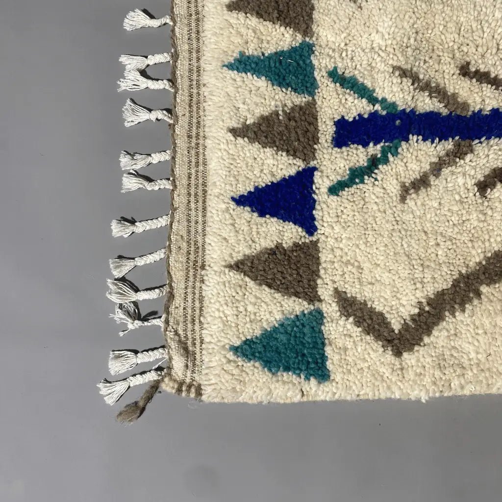 Détail Azilal moyen 164×107 cm, laine douce, géométrie traditionnelle marocaine.