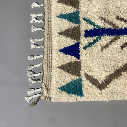 Détail Azilal moyen 164×107 cm, laine douce, géométrie traditionnelle marocaine.