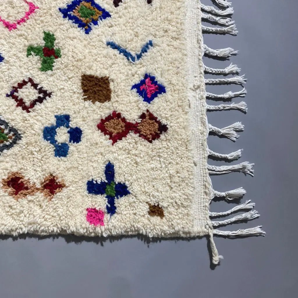 Azilal 160×109 cm, texture laine et palette de couleurs vives, style d’intérieur moderne.