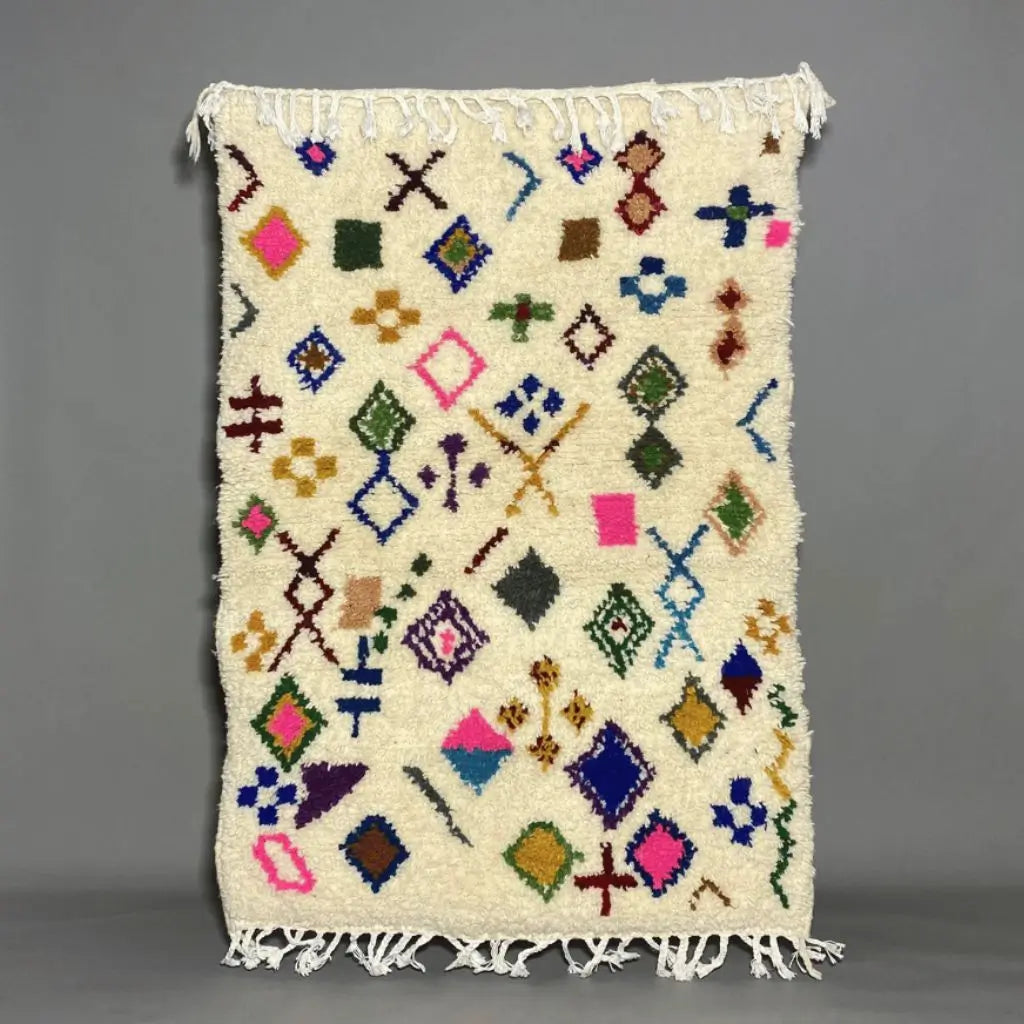 Tapis berbère Azilal 160×109 cm en laine, multicolore, motifs traditionnels – tissé main au Maroc.