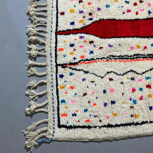Gros plan Azilal 250×155 cm, texture laine épaisse et couleurs fluo, tissage artisanal marocain.