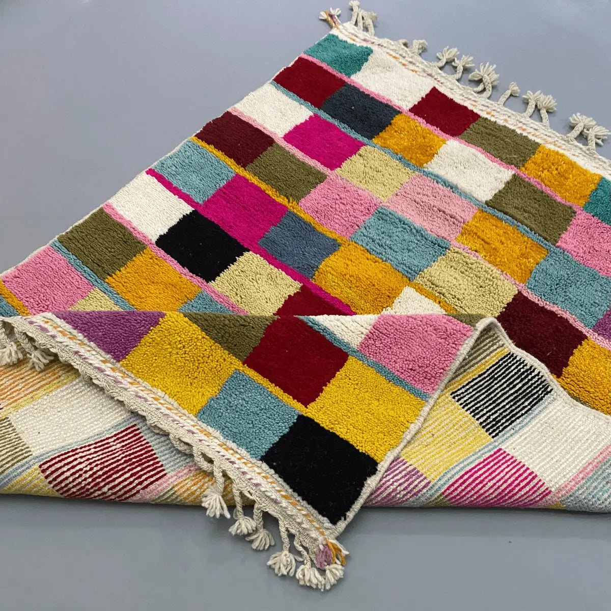 Tapis marocain Beni Ouarain taille moyenne 200×150 cm, artisanal avec motifs colorés.