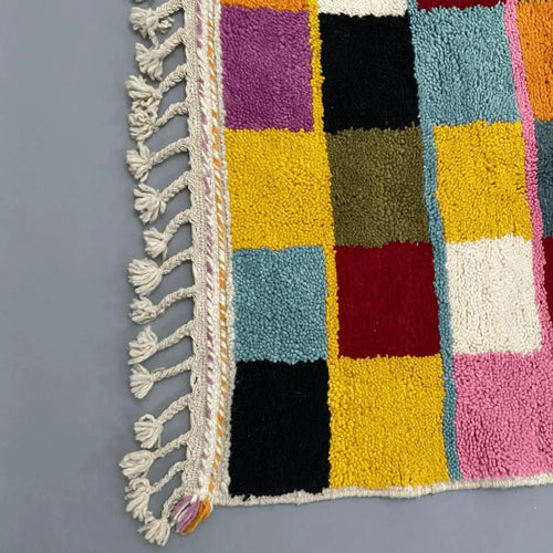 Tapis berbère coloré Beni Ouarain 200×150 cm, palette de couleurs et géométrie classique, tissé main.