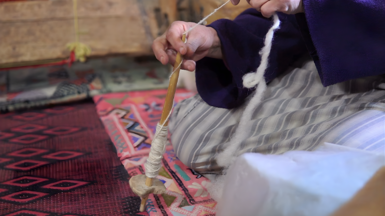Fabrication artisanale d’un tapis berbère en laine naturelle par des artisanes marocaines