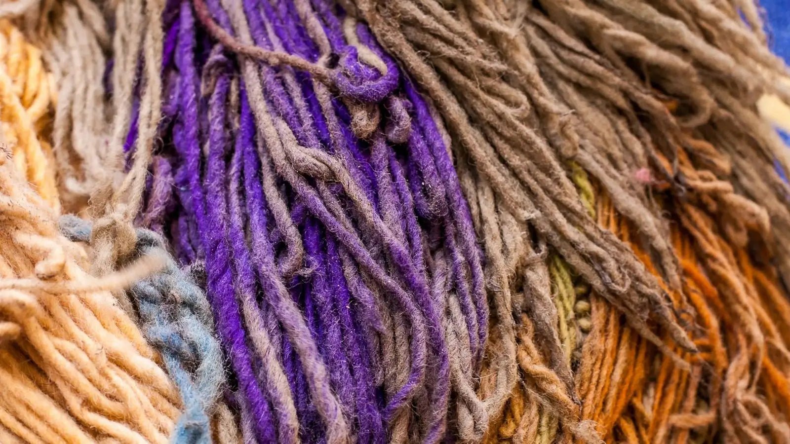 Tapis berbère coloré : quelles teintures végétales utilisent les artisanes ? - DECOECOART