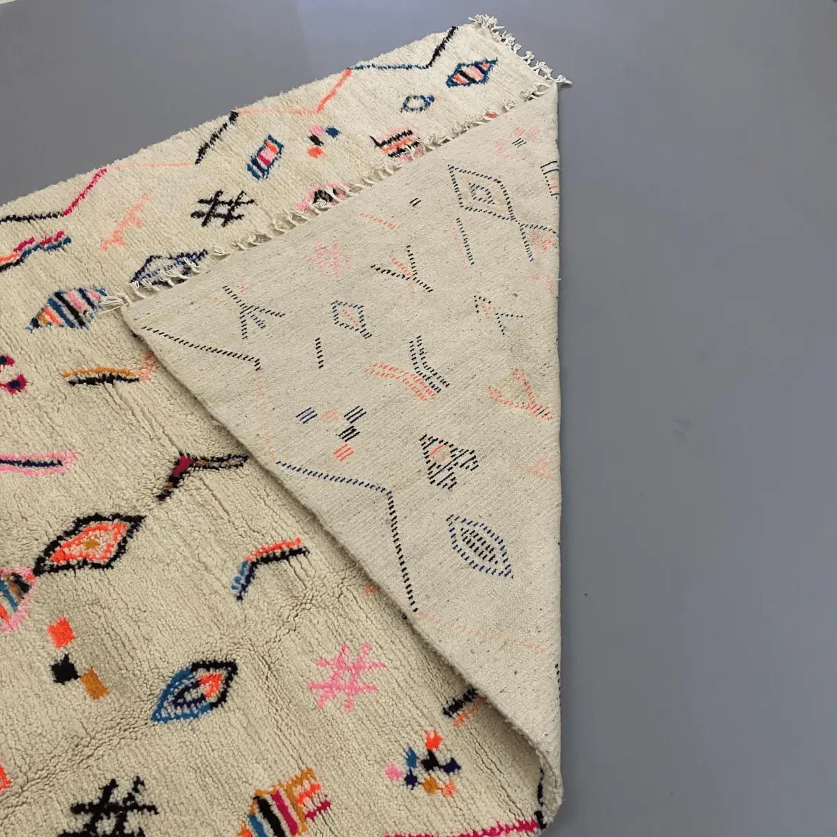 Grand tapis berbère artisanal coloré en laine de mouton – motifs géométriques amazighs sur fond ivoire