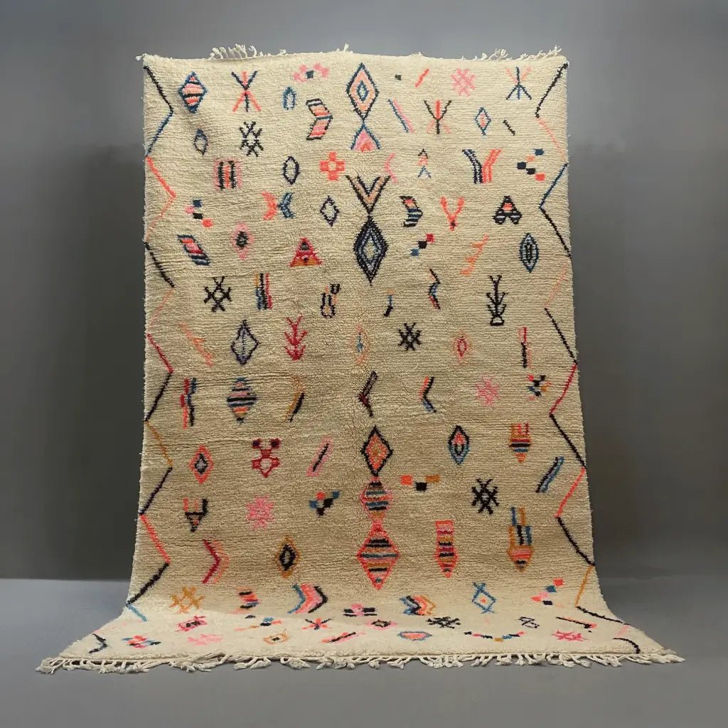 Grand tapis artisanal Azilal 260×160 cm en laine, teintes éclatantes, style d’intérieur bohème.