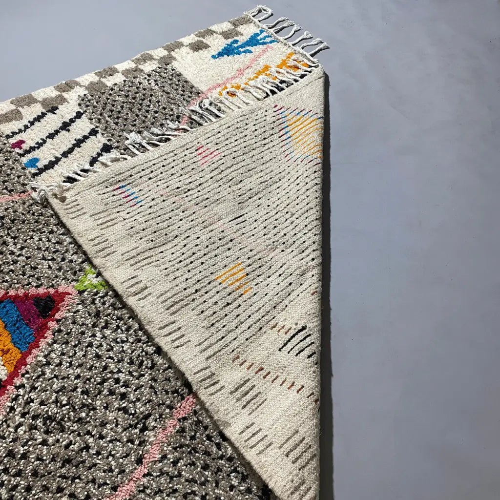 Grand tapis marocain coloré, 250×150 cm, design berbère traditionnel fait main.