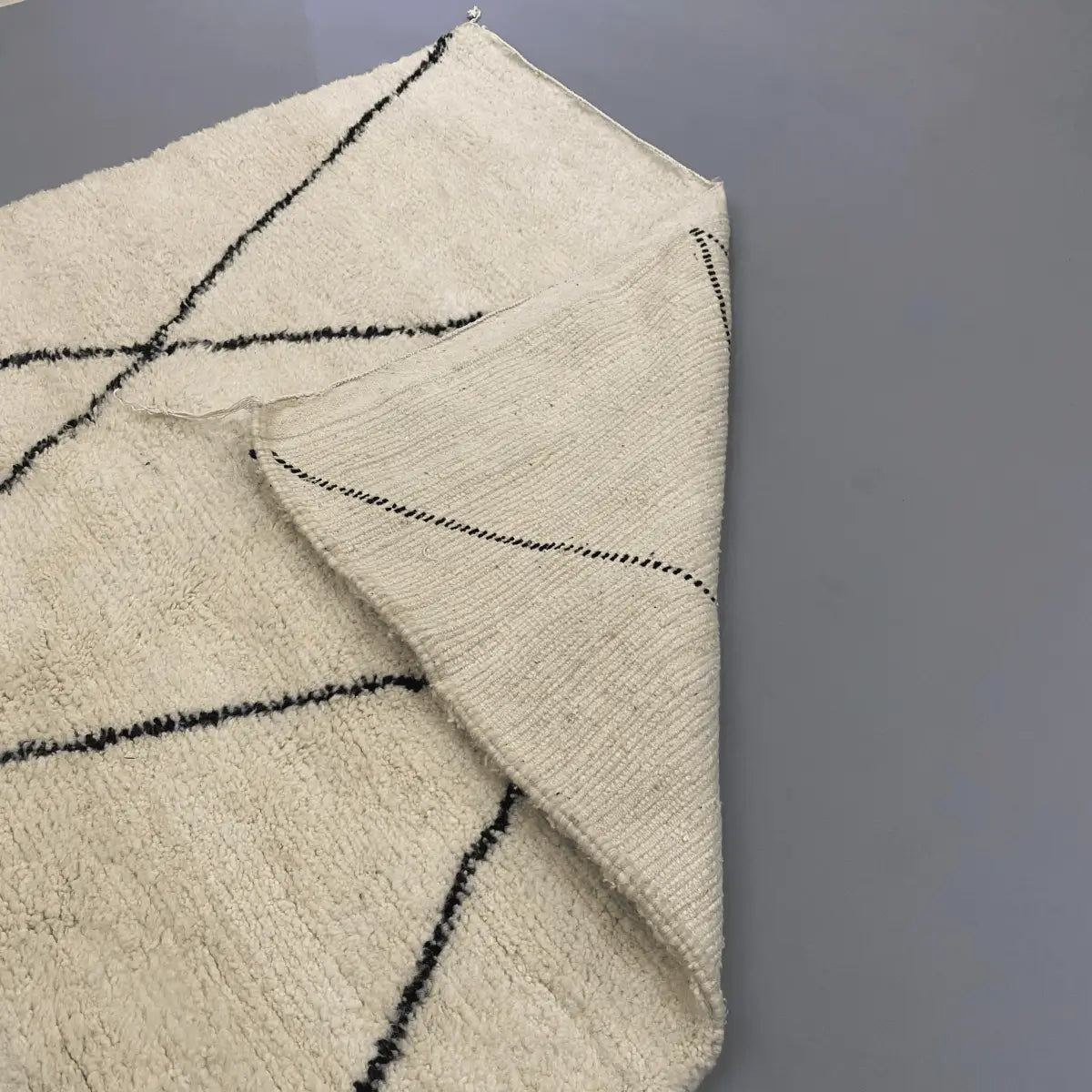 Grand tapis berbère marocain blanc, 250×168 cm, fait main au Maroc – Decoecoart.