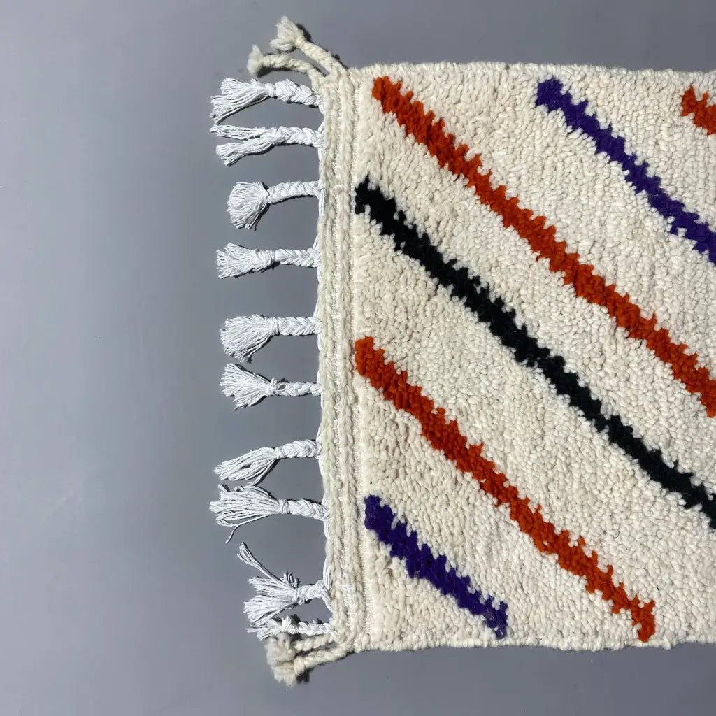 Petit tapis artisanal coloré Azilal 101×59 cm en laine naturelle, tissé à la main au Maroc – vue complète.