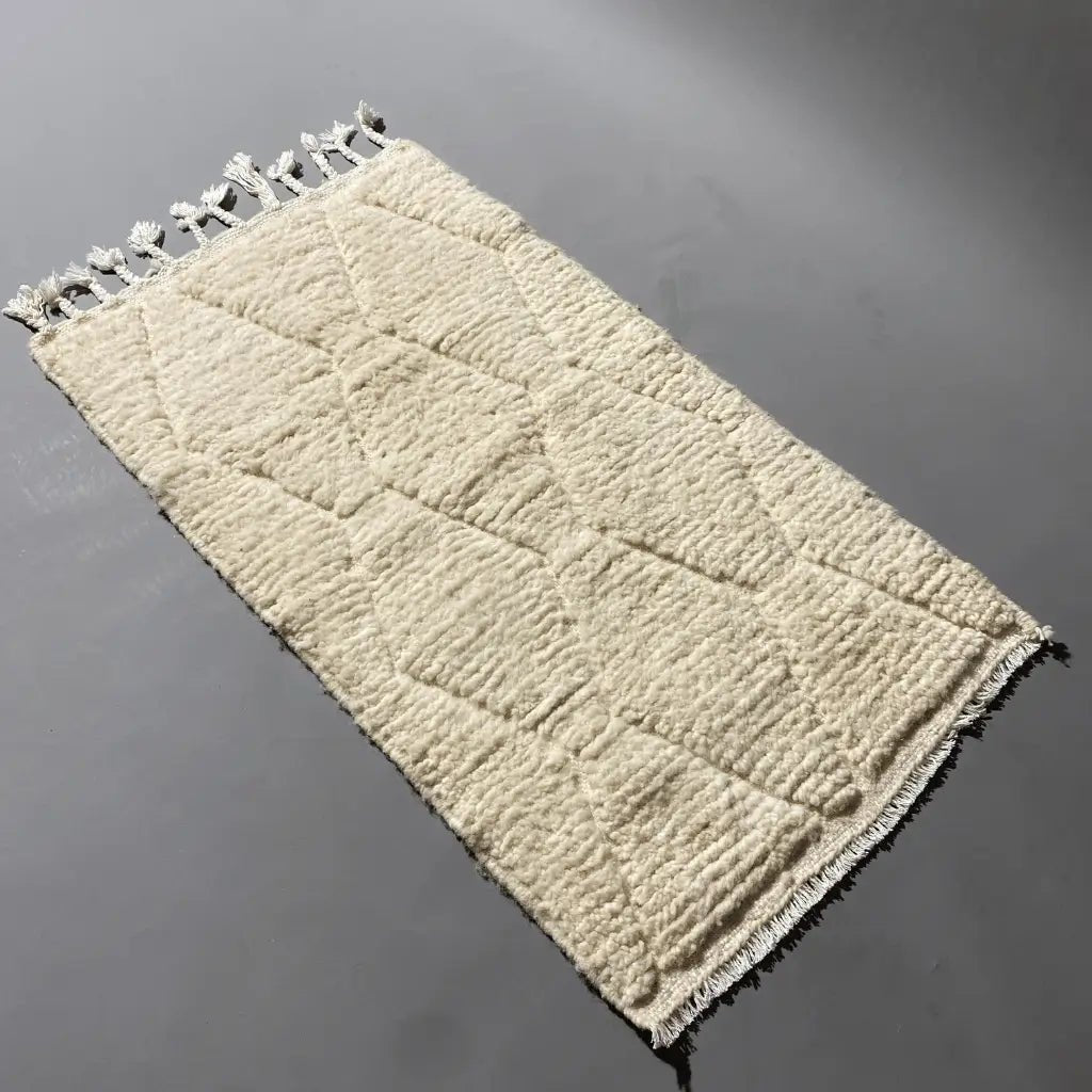Petit tapis Beni Ouarain blanc 98x58 cm en laine naturelle, fait main au Maroc – idéal pour entrée, chambre ou bureau.