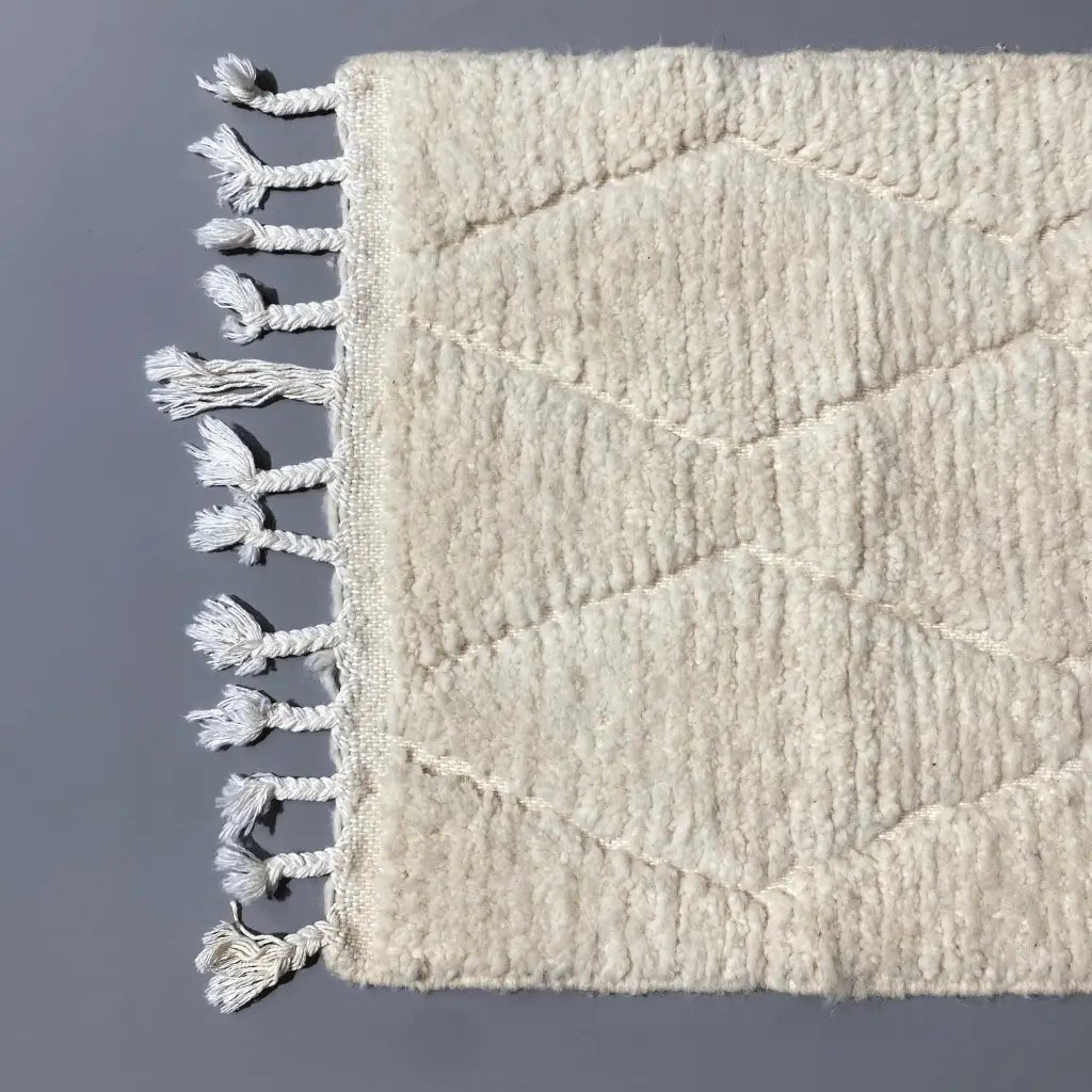 Petit tapis marocain Beni Ouarain blanc 98×58 cm, fait main – idéal pour entrée, chambre ou bureau.