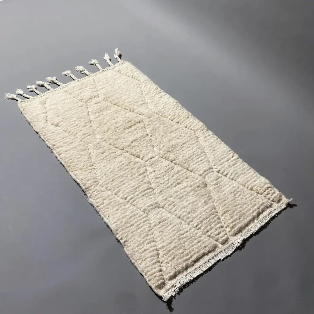 Petit tapis marocain Beni Ouarain blanc, 98×60 cm, idéal pour entrée, chambre ou bureau.