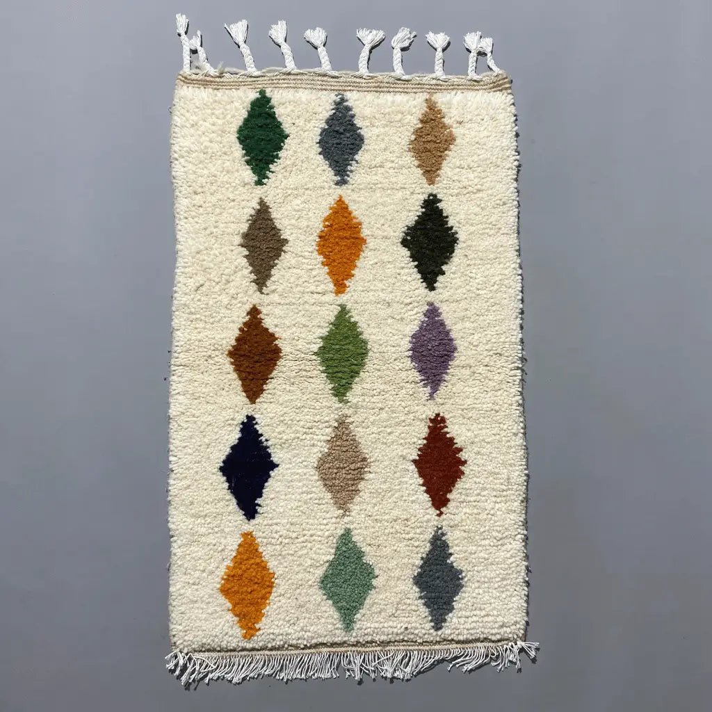 Petit tapis Azilal 104×62 cm en laine naturelle, tapis berbère coloré pour entrée ou descente de lit.