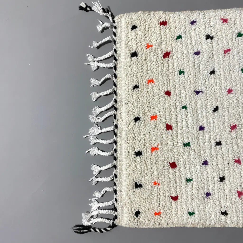 Beni Ouarain 96×64 cm, modèle artisanal, palette de couleurs vives pour style d’intérieur.