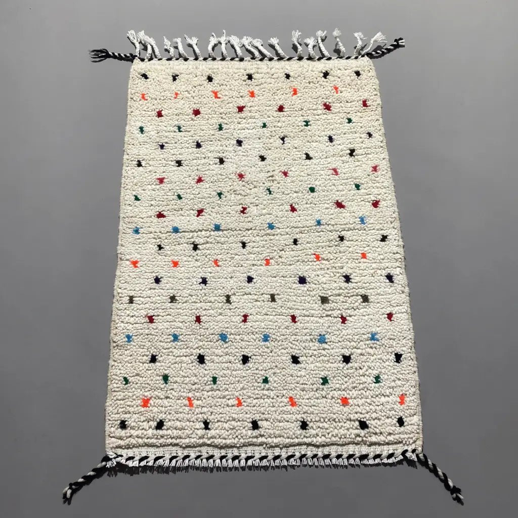 Tapis Beni Ouarain coloré petit format 96×64 cm, artisanal en laine 100 % naturelle.
