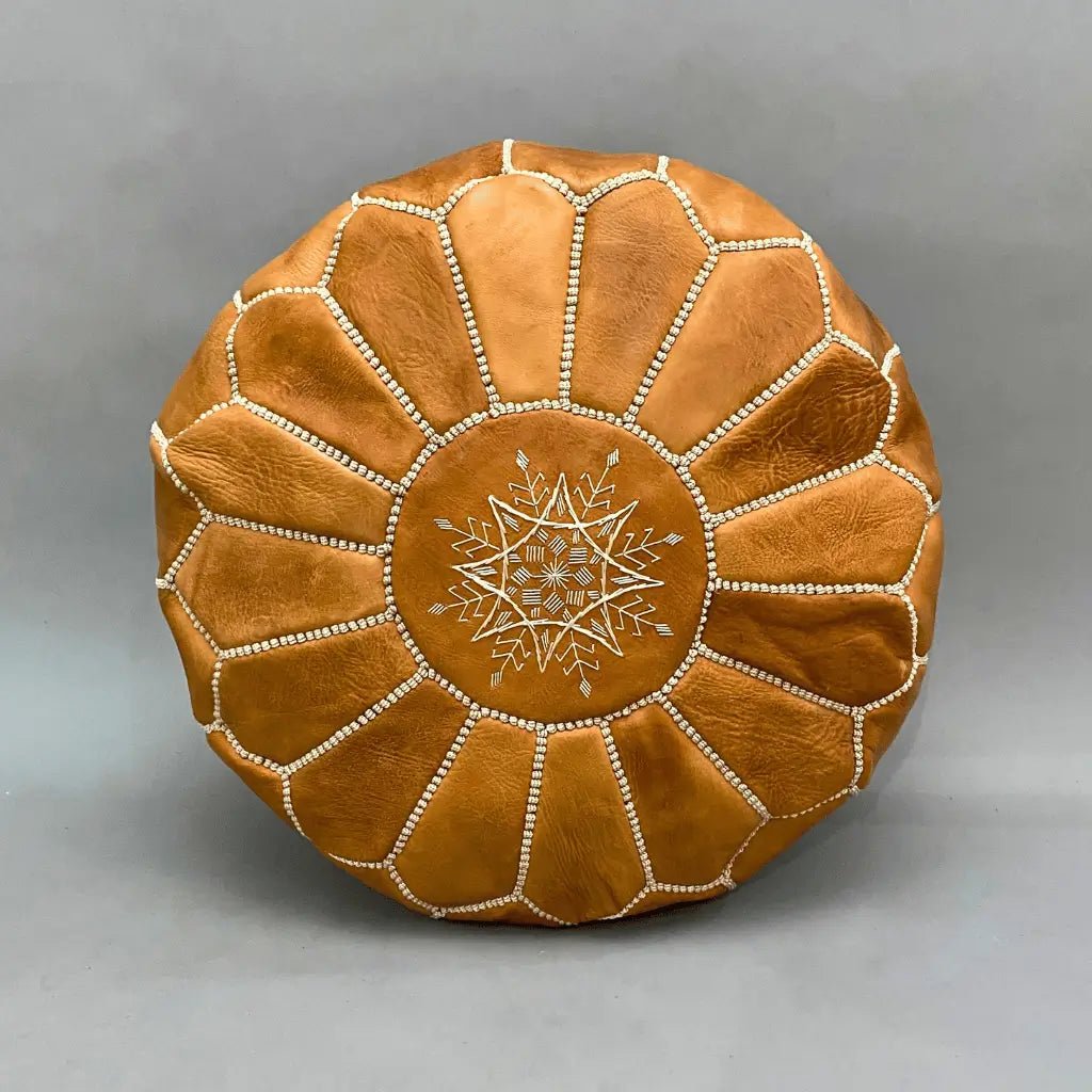 Pouf marocain en cuir naturel couleur miel – broderie traditionnelle artisanale faite main