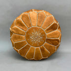 Pouf marocain en cuir naturel couleur miel – broderie traditionnelle artisanale faite main