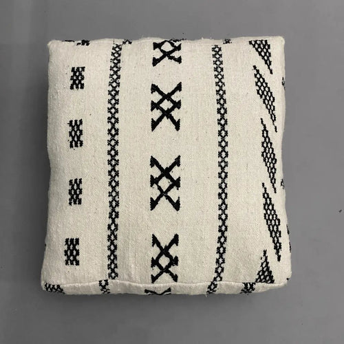 Coussin de sol berbère en laine naturelle – design artisanal marocain noir sur fond ivoire