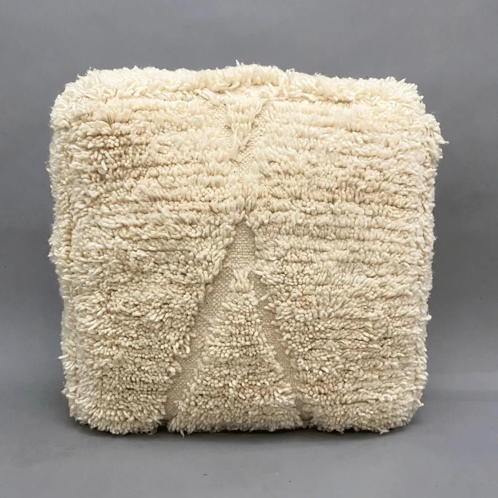 Pouf Beni Ourain traditionnel en laine épaisse – design berbère ivoire fait main par des artisanes marocaines