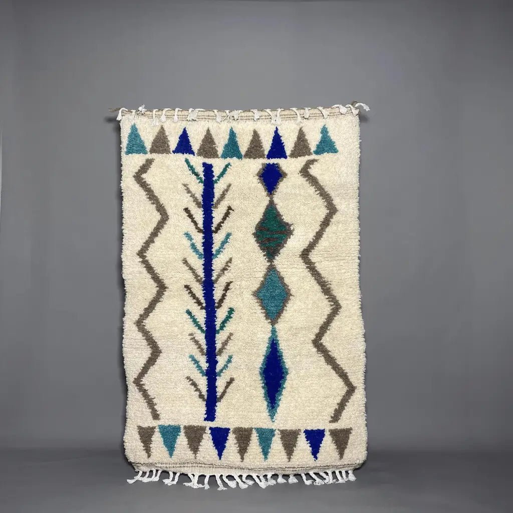 Tapis Azilal 164×107 cm en laine naturelle, couleurs vives et motifs bleus, tissage artisanal.