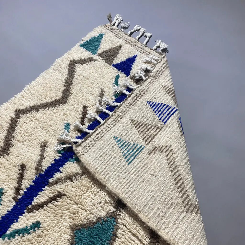 Texture du tapis berbère coloré Azilal en laine naturelle 164x107 cm – artisanat marocain authentique