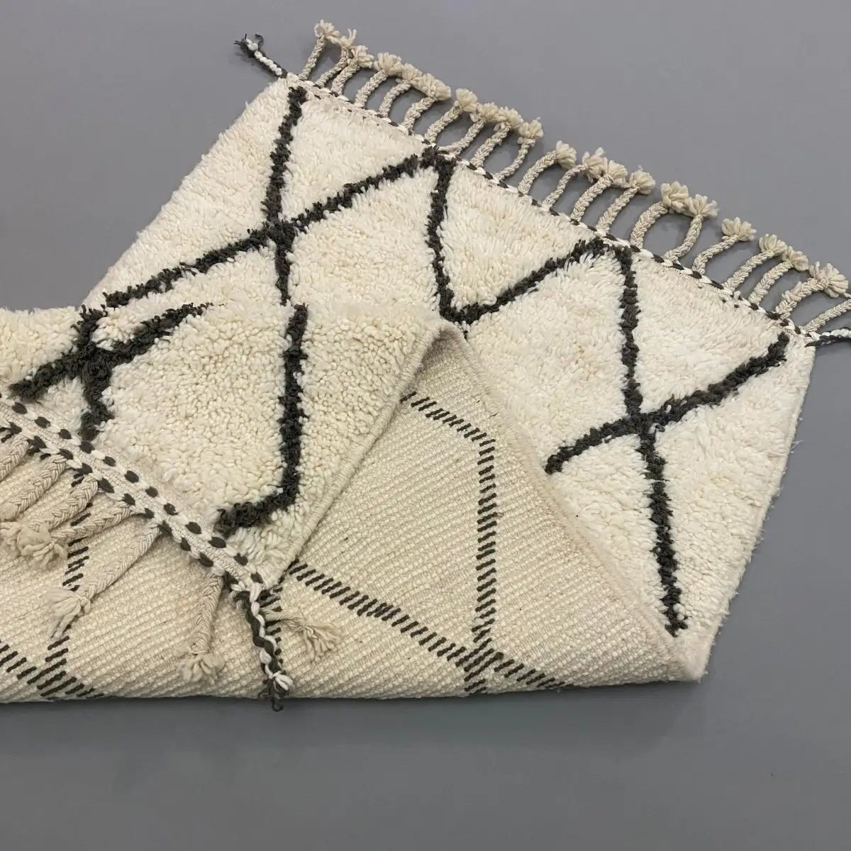 Tapis marocain Beni Ouarain blanc, 170×103 cm, fait main, design sobre et authentique – Decoecoart.