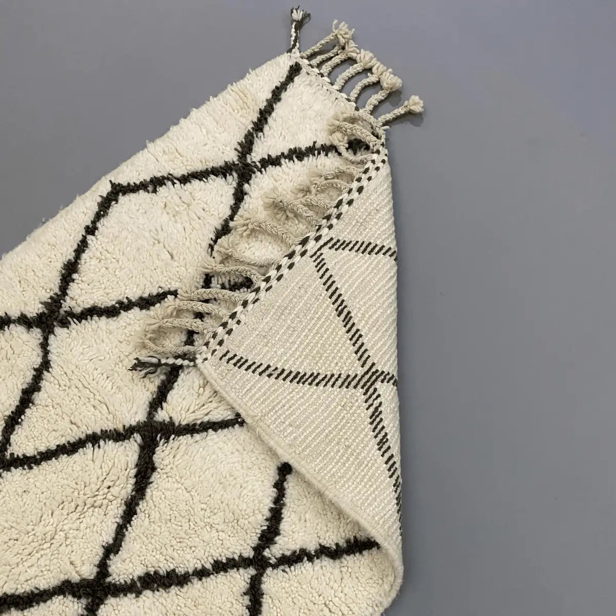 Grand tapis Beni Ouarain berbère blanc 170×103 cm, laine naturelle, tissé artisanalement au Maroc.