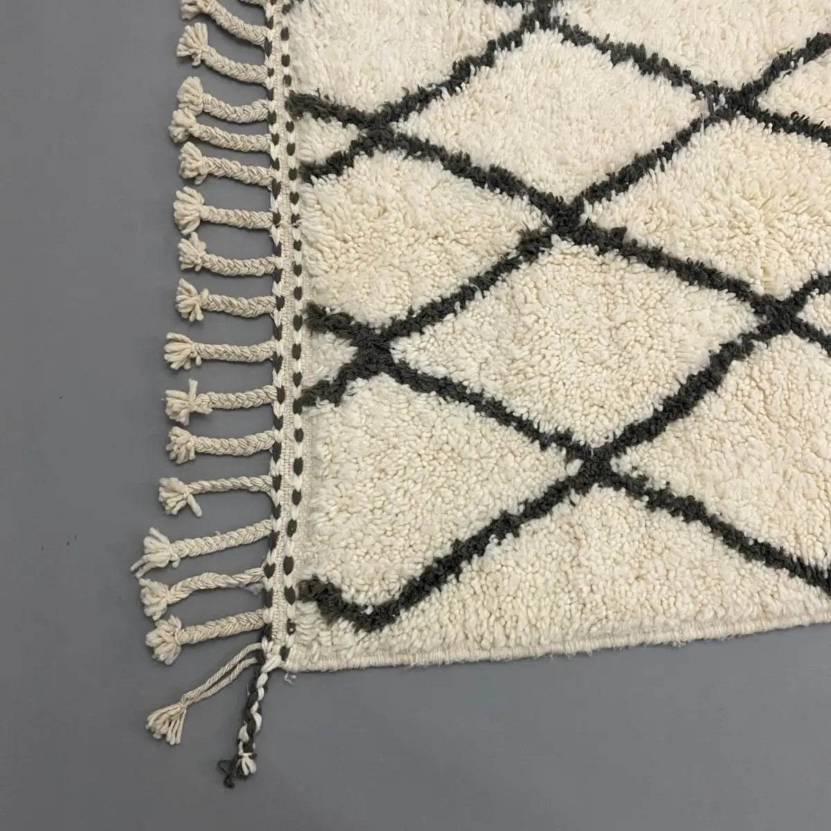 Tapis berbère Beni Ouarain blanc 170×103 cm, artisanal marocain en laine 100 %.