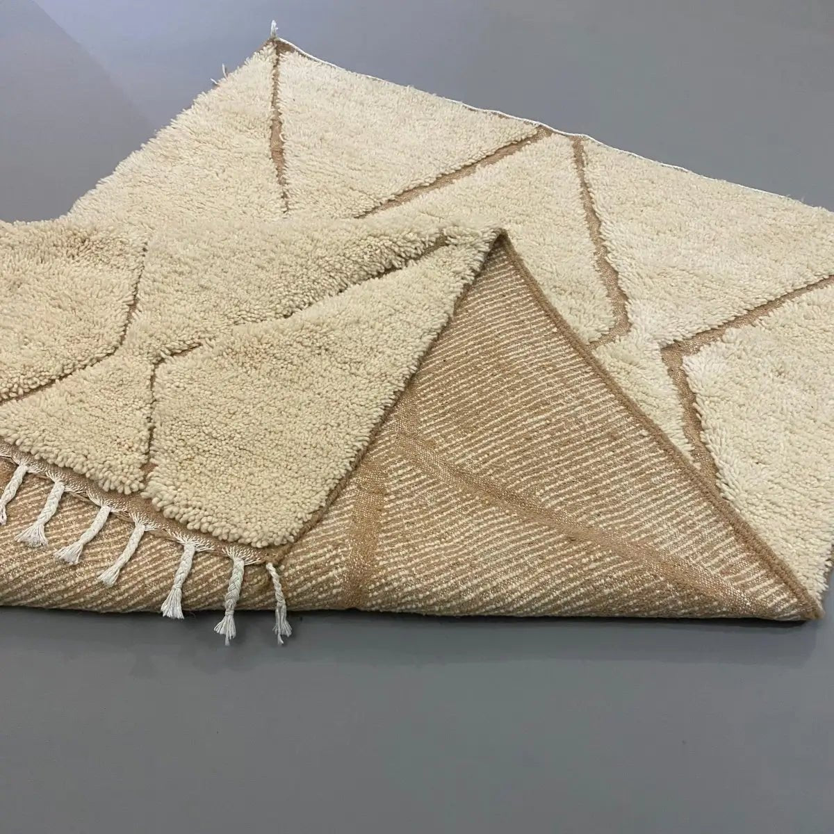 Tapis berbère blanc grand format 260×160 cm, fait main au Maroc, laine 100 %.