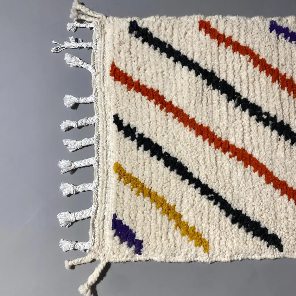 Petit Azilal 101×59 cm, design traditionnel et palettes vives, tissé à la main.