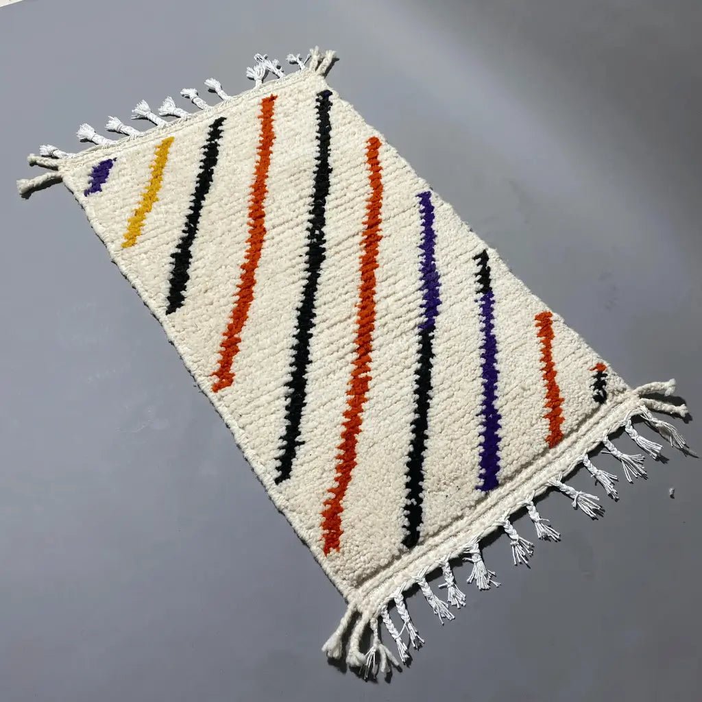 Petit tapis berbère Azilal multicolore, tissé à la main au Maroc, motifs géométriques et laine écologique.