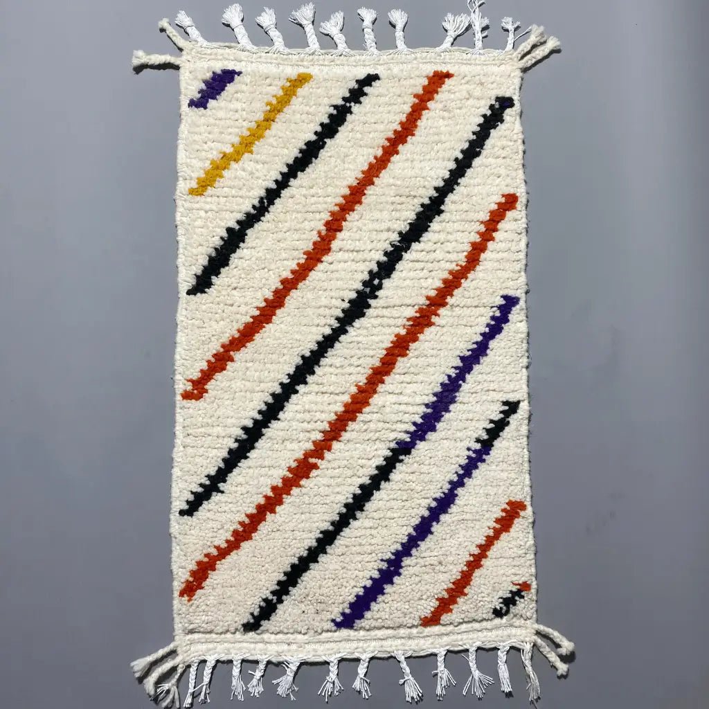 Tapis artisanal Azilal 101×59 cm en laine, lignes colorées, savoir-faire ancestral marocain.
