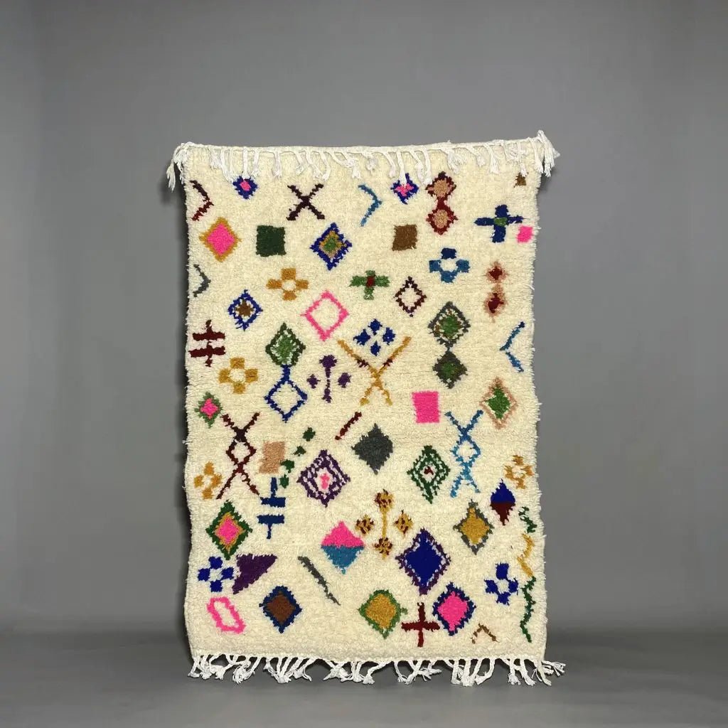 Tapis berbère Azilal 160×109 cm en laine, multicolore, motifs traditionnels – tissé main au Maroc.