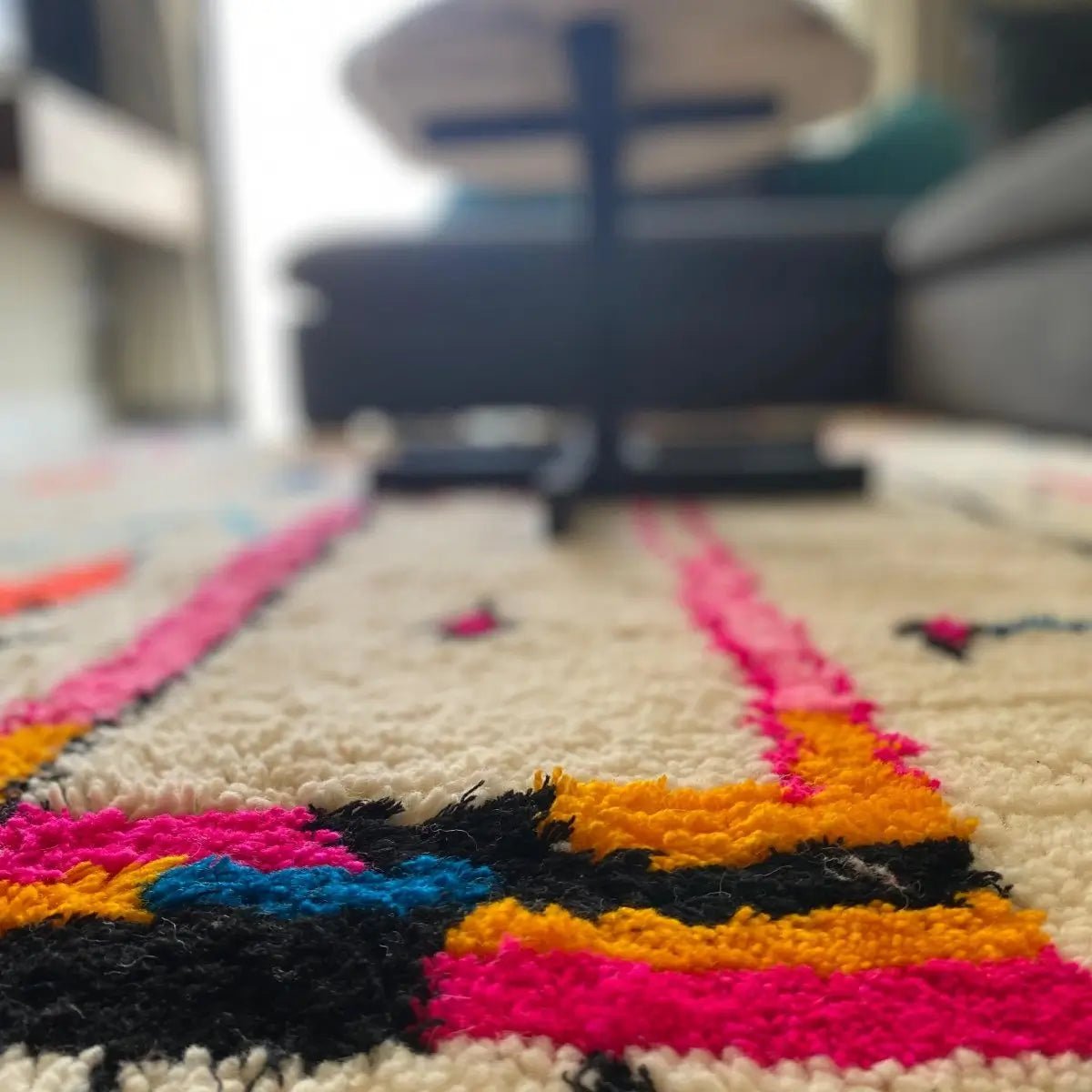 Grand tapis berbère coloré Azilal dans un salon moderne – décoration artisanale marocaine signée Decoecoart