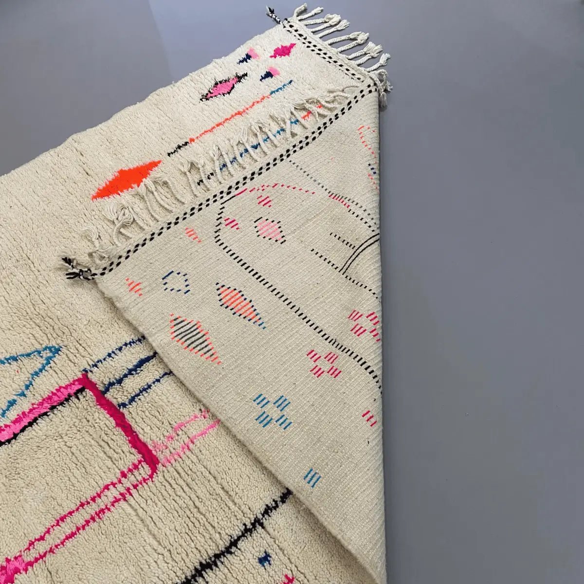 Recto verso du tapis Azilal fait main – texture douce et trame tissée à la main en laine 100 % naturelle