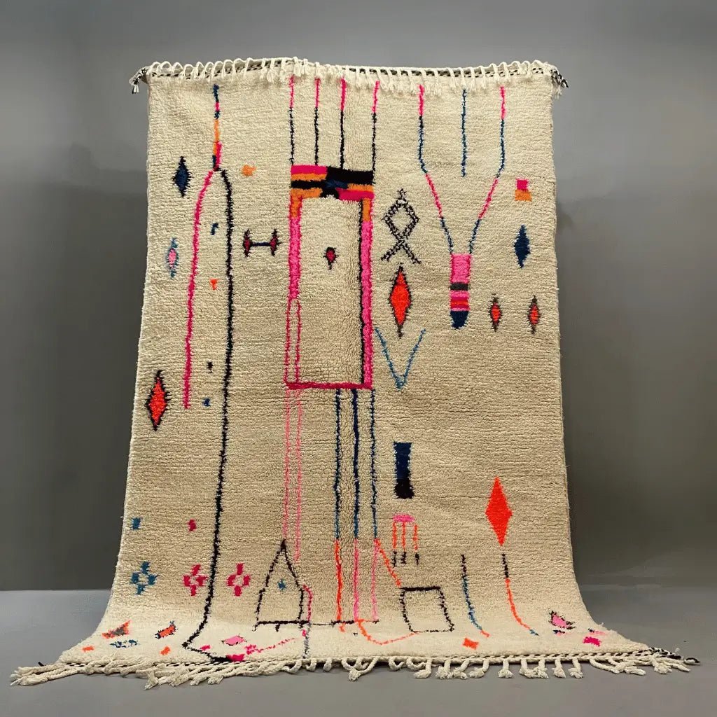 Grand tapis berbère Azilal ivoire avec motifs géométriques colorés – pièce artisanale en laine naturelle faite main