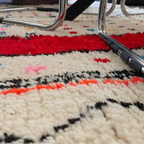 Tapis Azilal marocain coloré suspendu – œuvre artisanale en laine 100 % naturelle tissée à la main