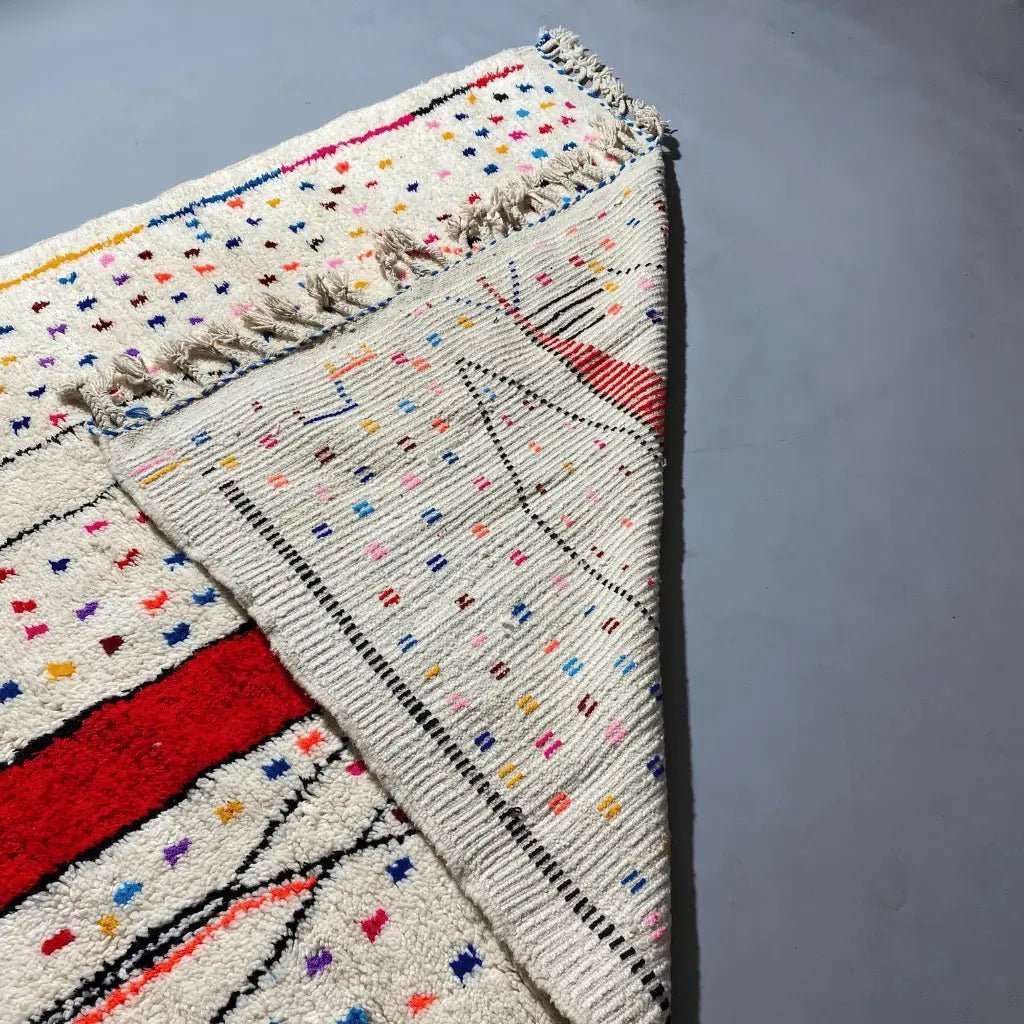 Franges artisanales du tapis berbère coloré Azilal – finitions manuelles et laine douce naturelle