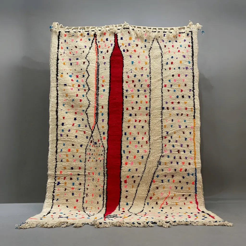 Tapis berbère coloré Azilal 250×155 cm en laine naturelle, motifs traditionnels sur fond ivoire.