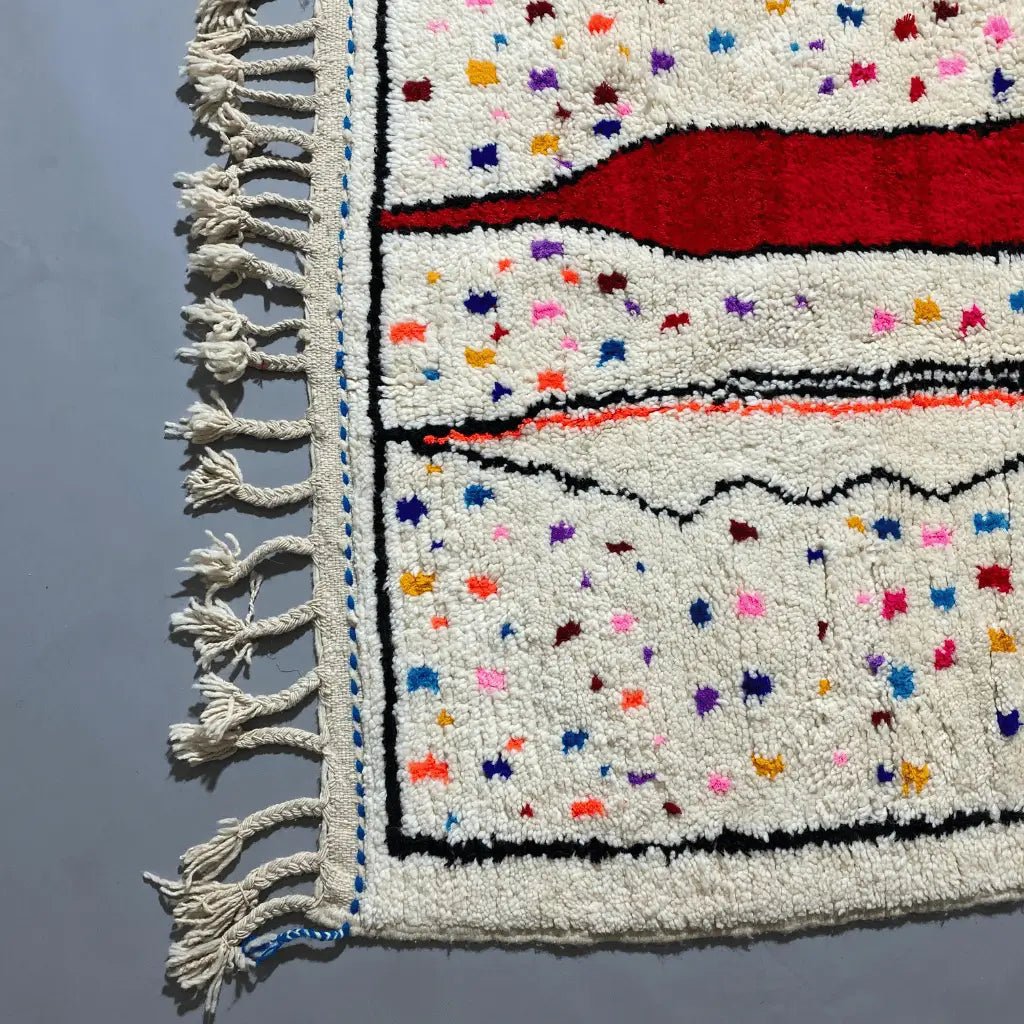 Gros plan Azilal 250×155 cm, texture laine épaisse et couleurs fluo, tissage artisanal marocain.